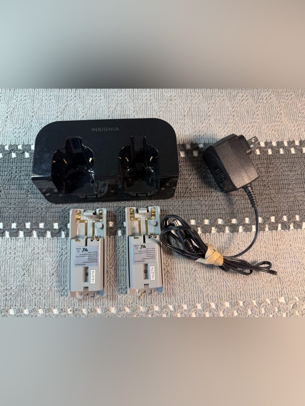 Insignia Dual Charge Station For Nintendo Wii & Wii U With Batteries. Tested.